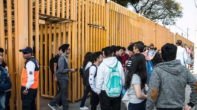 Alumnos en la entrada de la Preparatoria 9 de la UNAM.