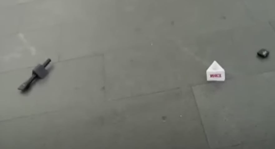 Naim Darrechi destroza micrófono de un reportero