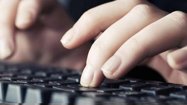 Los neurocientíficos y psicopedagogos señalan que escribir a mano tiene todas las ventajas frente al uso del teclado. Entre ellas, facilita un mejor conocimiento de la ortografía, una mayor fluidez de ideas a la hora de escribir redacciones, mejor capacidad de lectura y, además, potencia la memoria.