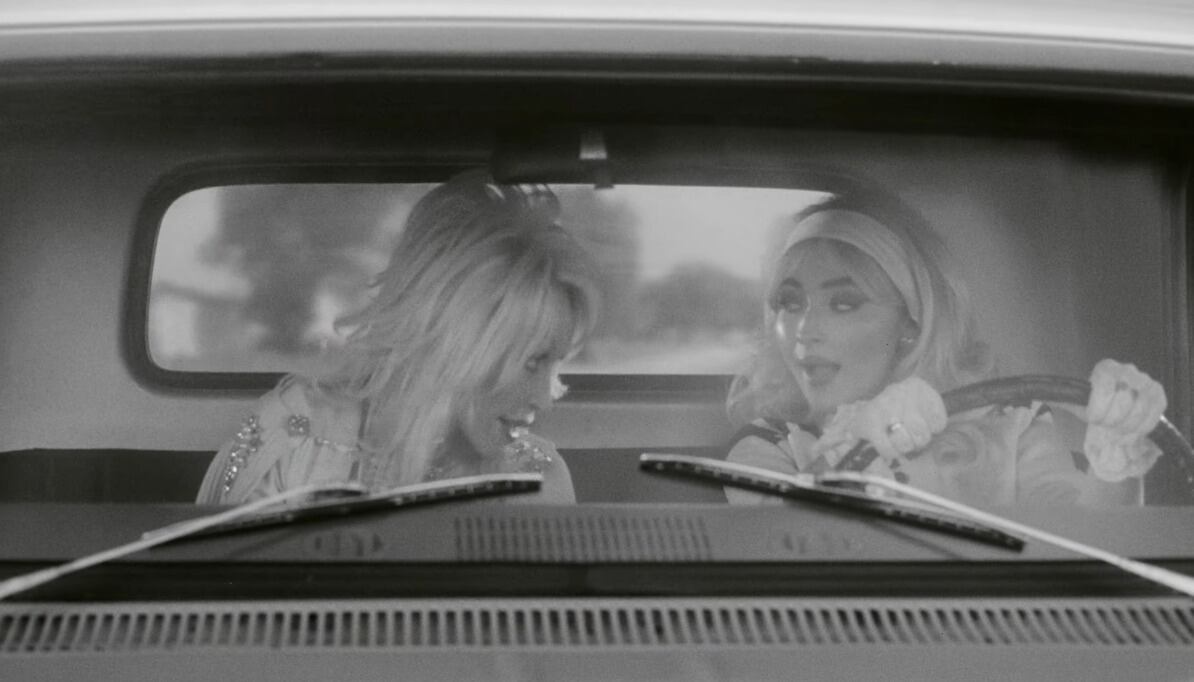 Dolly Parton y Sabrina Carpenter en su colaboración, Please, please, please.