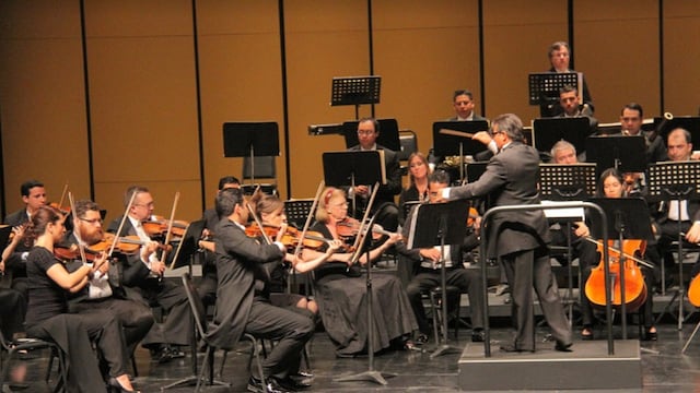 Directores y solistas mexicanos importantes se han presentado con la orquesta