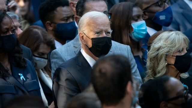 Gasolina cara, escasez, inflación... se le juntan los problemas a Biden