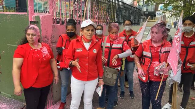 Candidata que le echaron pintura