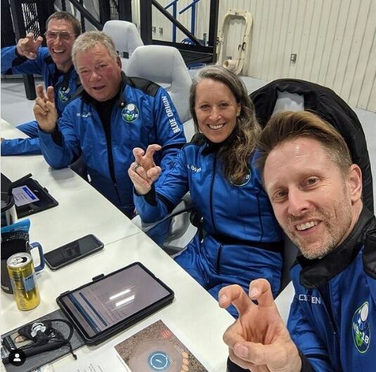 William Shatner con la tripulación de Blue Origin