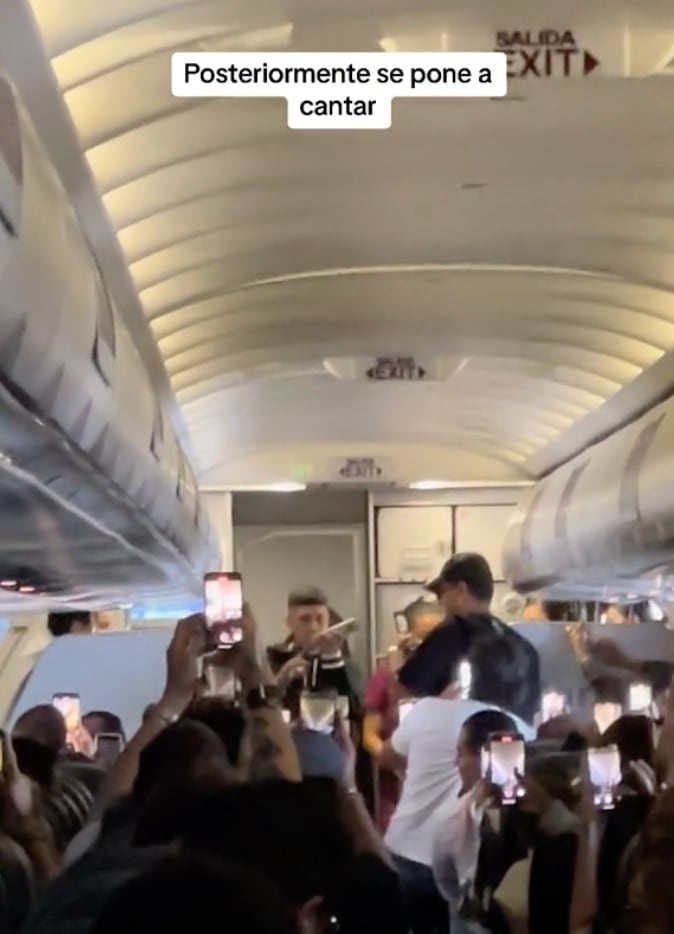 Santa Fe Klan en un avión