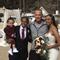 Tom Hanks sorprende a novias en su boda (VIDEO)