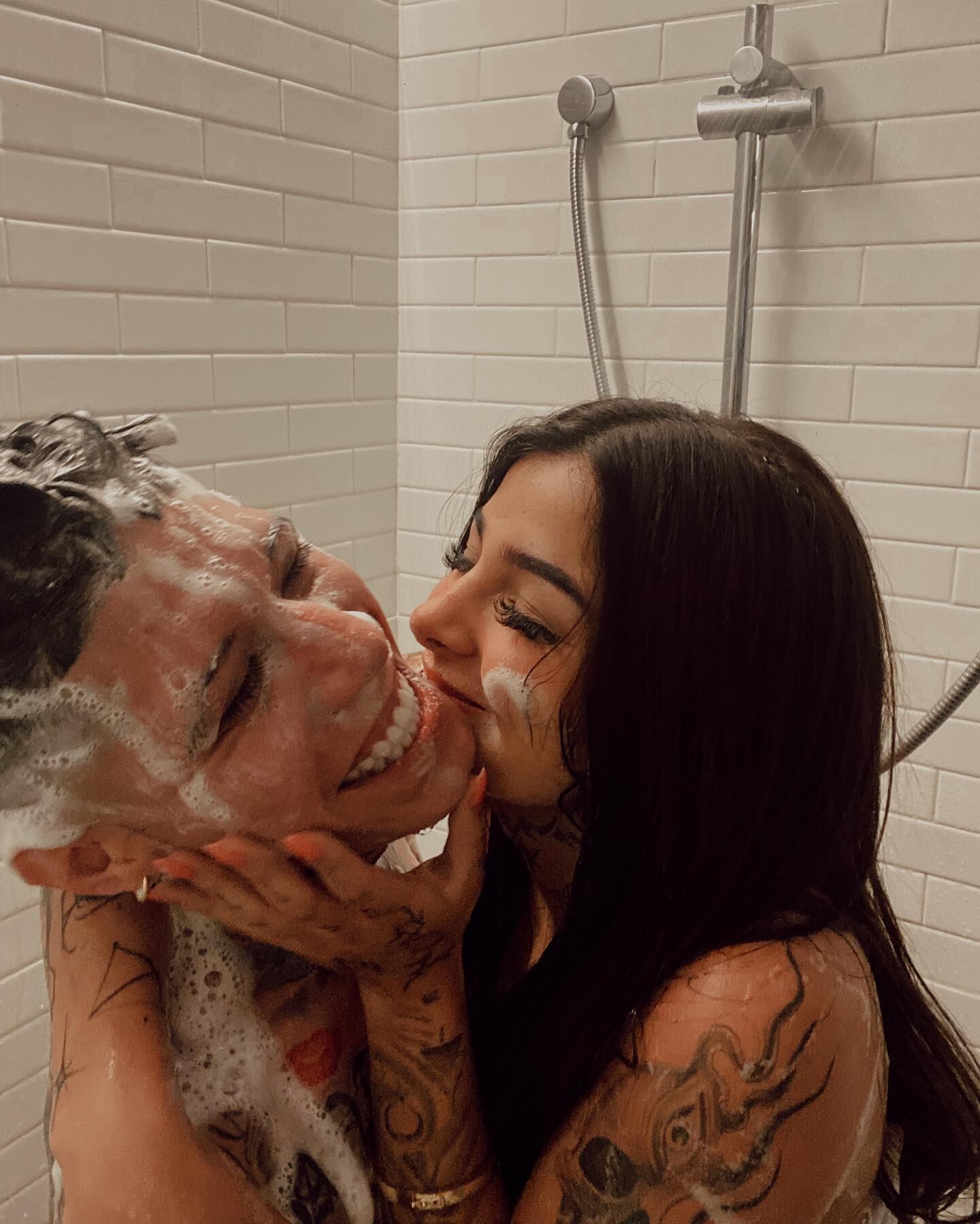 Santa Fe Klan y Karely Ruiz se muestran bañándose.