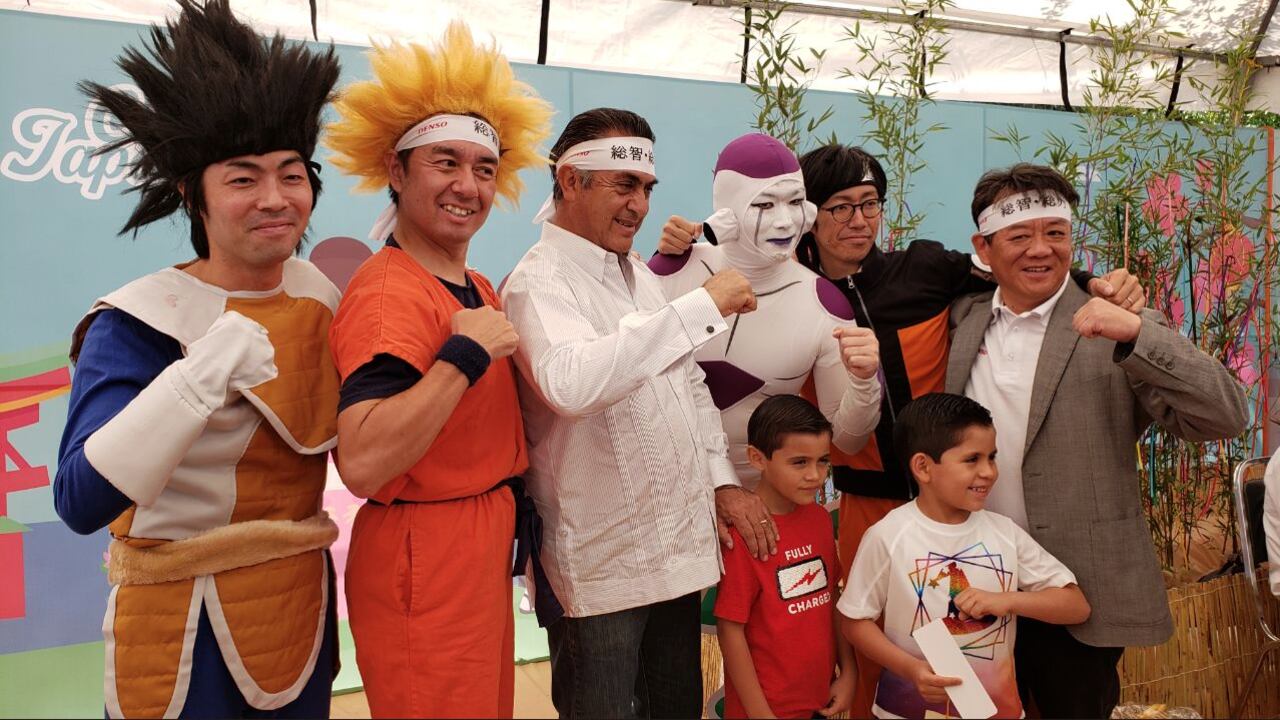‘El Bronco’ se toma fotos con cosplayers de Nuevo León