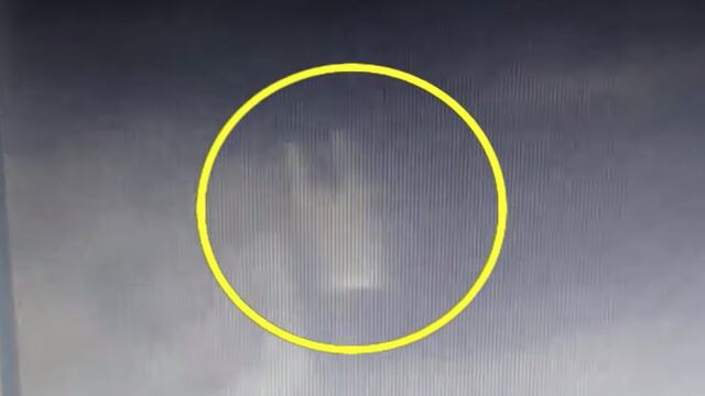 Momento en que el sujeto salta una cerca