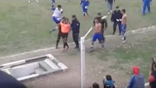 Jugadores patearon en la cabeza al colegiado