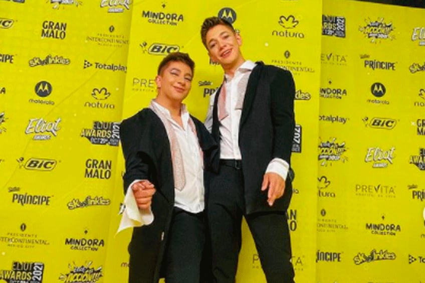 Mario Aguilar llega acompañado a los Eliot Awards