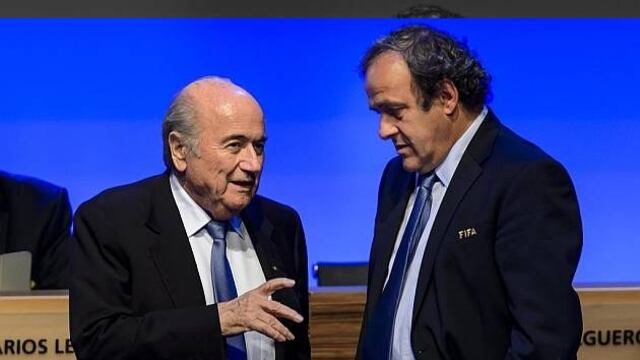 Joseph Blatter delega las culpas al presidente de la UEFA, Michel Platini. 