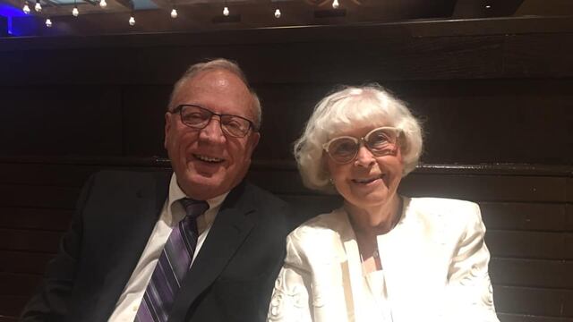 Mujer de 90 años se casa con el mejor amigo de su esposo