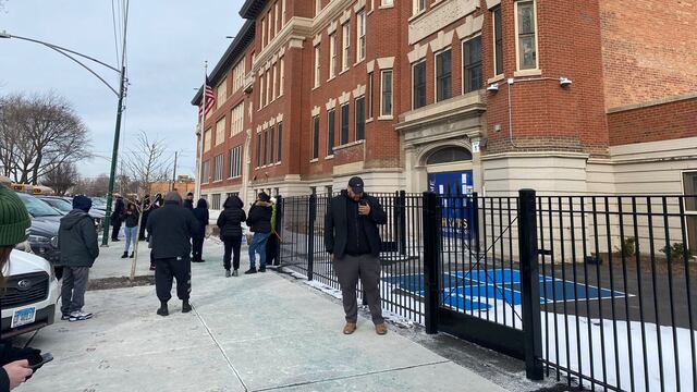 Se frenó una redada contra migrantes en escuela de Chicago, Estados Unidos