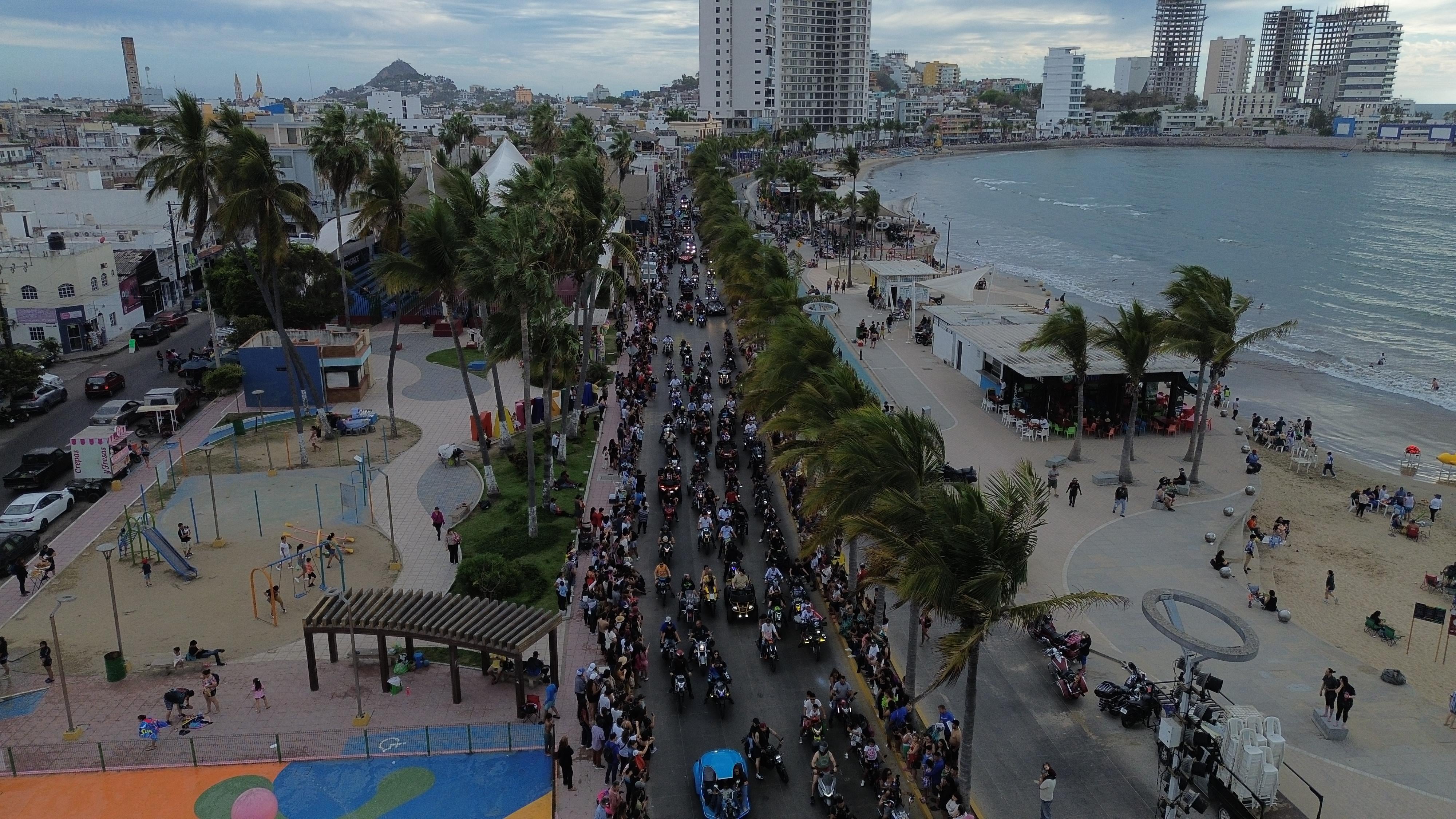 Desfile de la Semana Internacional de la Moto Mazatlán 2026 llena el Malecón de adrenalina.