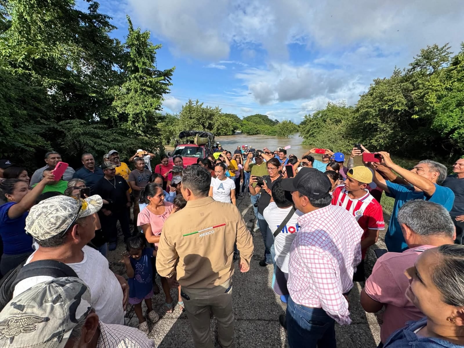 Ricardo Gallardo encabeza apoyo a familias afectadas en Huasteca Potosina.