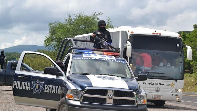 Autobuses en los que viajaron estudiantes de la normal rural Raúl Isidro Burgos de Ayotzinapa, fueron escoltados por 7 patrullas de la policía estatal cuando se dirigían a Iguala reclamar los cuerpos de los estudiantes caídos en la agresión. Foto: José I. Hernández/Cuartoscuro