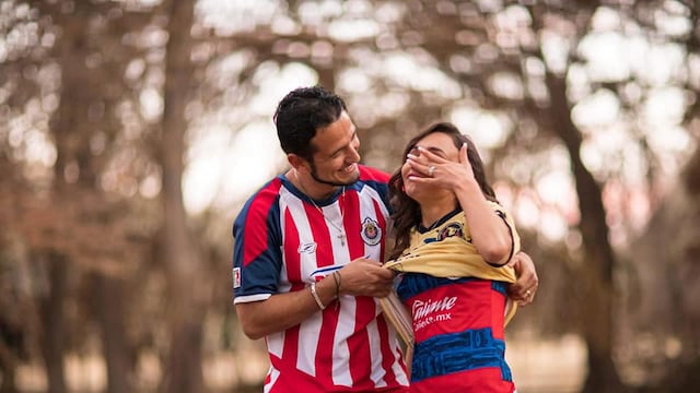 Él la ayudó con la difícil decisión.