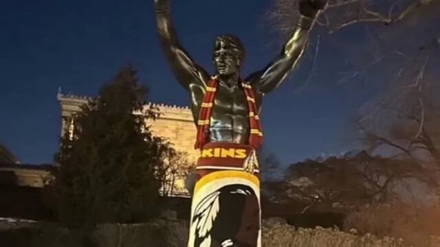 Fans de los Commanders visten la estatua de Rocky previo a partido vs Eagle