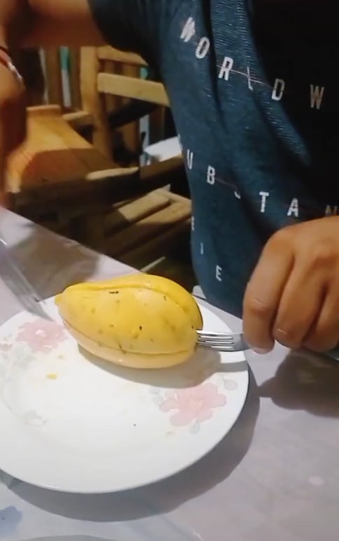 Método para pelar un mango con tenedores