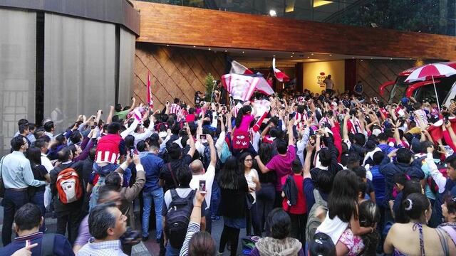Cientos de aficionados Chivas esperaron al equipo en el hotel de concentración