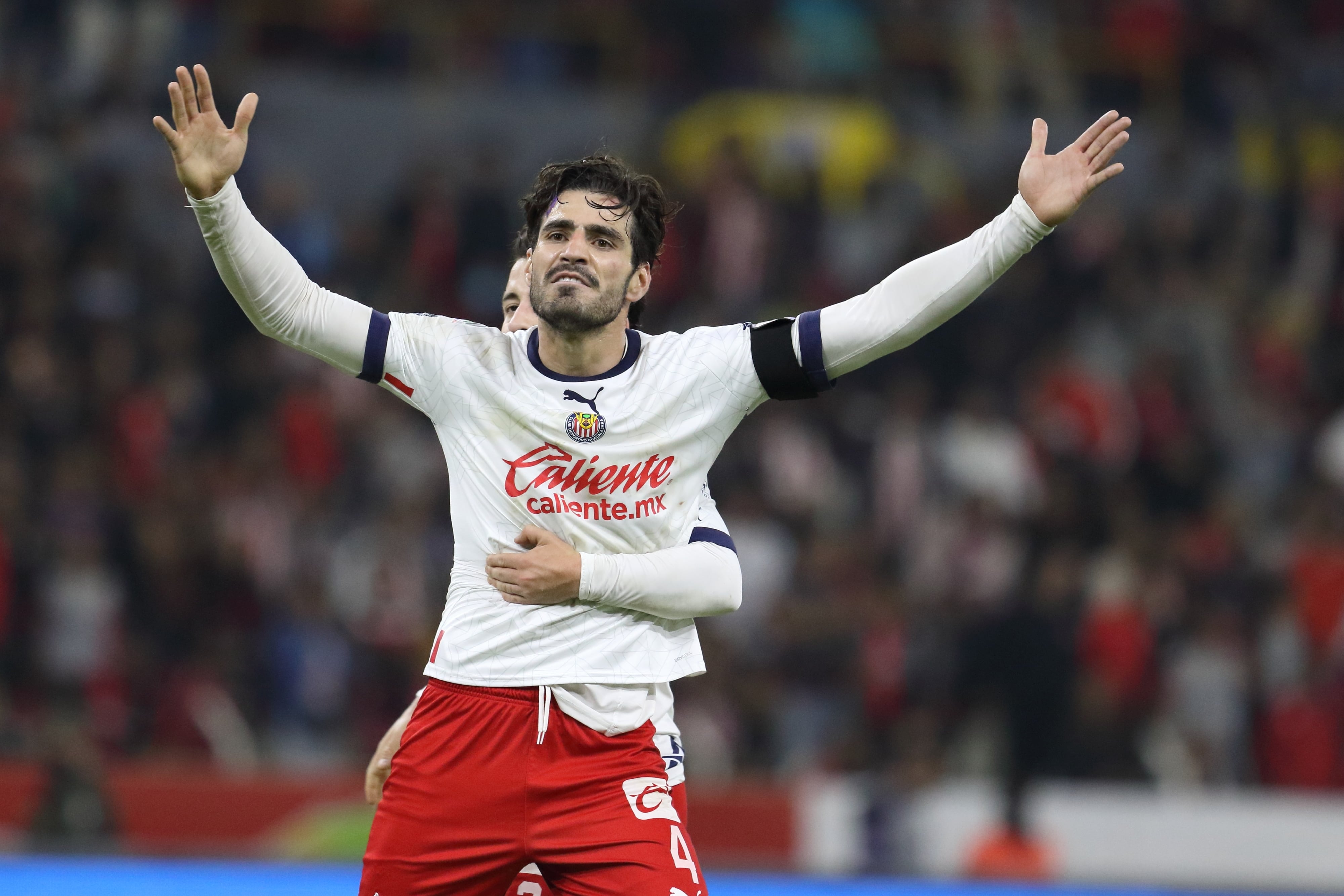 Antonio Briseño festeja el triunfo de las Chivas.
