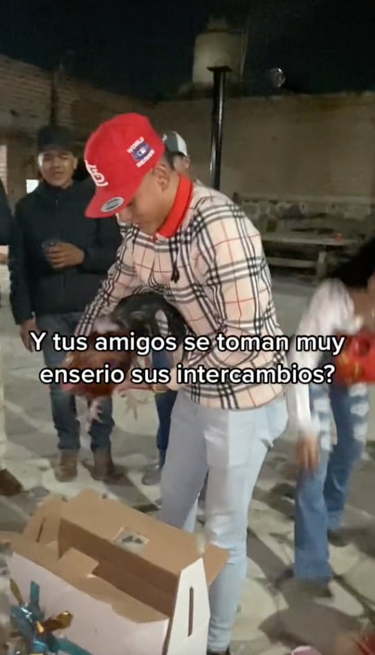 Amigos se regalan un gallo y una cabra en intercambio