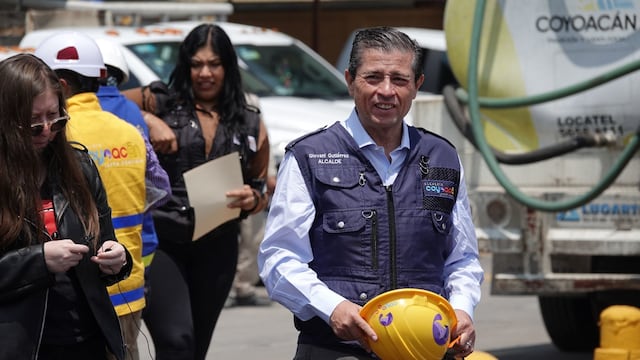Giovanni Gutiérrez durante la destrucción de cuatro toneladas de alcohol decomisado en chelerías ilegales en la alcaldía Coyoacán