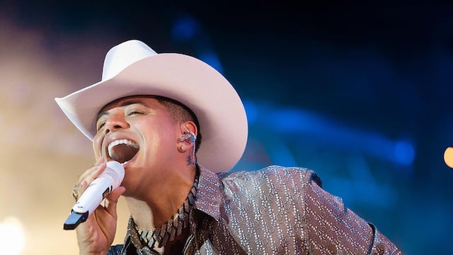 Eduin Caz, Grupo Firme