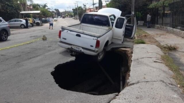 Se abre enorme socavón