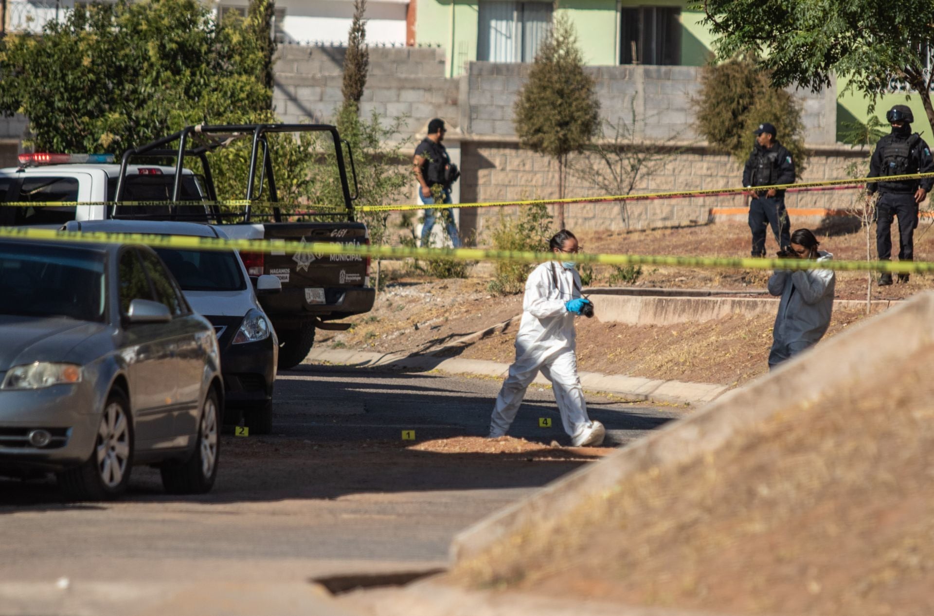 GUADALUPE, ZACATECAS, 16MAYO2023.- Está mañana fue asesinado un joven, de alrededor de 20 años, cuando se encontraba en el interior de su vehículo. 
Alrededor de las 8 horas sobre la vialidad Mina Azul, del fraccionamiento con el mismo nombre; un joven salió de su domicilio y subió a su vehículo, Nissan Sentra color blanco, cuando dos jovenes en motocicleta pararon junto a su puerta y dispararon en por lo menos seis ocasiones. Los disparos alertaron a vecinos y familiares, observando a los sicarios huir con rumbo desconocido. 
El joven quedó lesionado de gravedad y recostado sobre los asientos, esperando la llegada de paramédicos de Protección Civil municipal, quienes conformaron que los impactos habían sido letales. 
Gran movilización policial se hizo presente, elementos de Policía Estatal y de Investigación aseguraron y acordonaron la zona, en espera que los peritos de la Coordinación General de Asuntos Periciales recabará los indicios balísticos, levantar el cuerpo y trasladarlo al servicio médico forense. 
Durante el aseguramiento policial familiares y amigos tuvieron crisis nerviosa y en varias ovaciones enfrentamiento con los elementos policiacos. 
Más tarde se pudo confirmar que el joven asesinado, es hijo de una Jueza del Poder Judicial de la Federacion.
FOTO: GENARO NATERA /CUARTOSCURO.COM