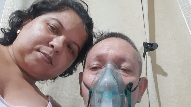 Víctor Escobar y su esposa