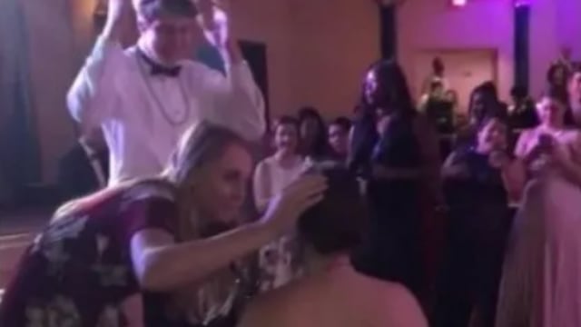 DJ pone canción inadecuada en graduación