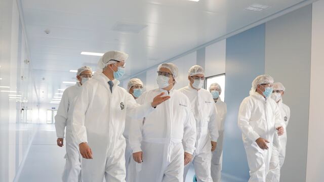 Fernández visita Laboratorios