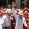 AMLO es recibido con los brazos abiertos por trabajadores de la refinería Olmeca en Dos Bocas, Tabasco