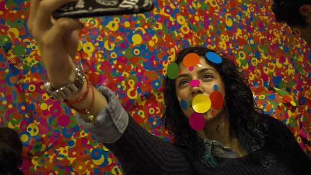 Una selfie en la expo de Yayoi Kusama. Foto: David Polo / Cuartoscuro