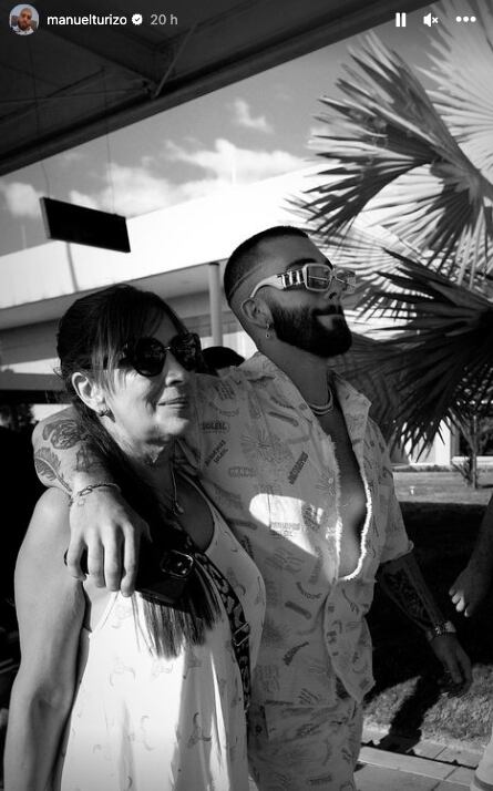 Manuel Turizo junto a su madre