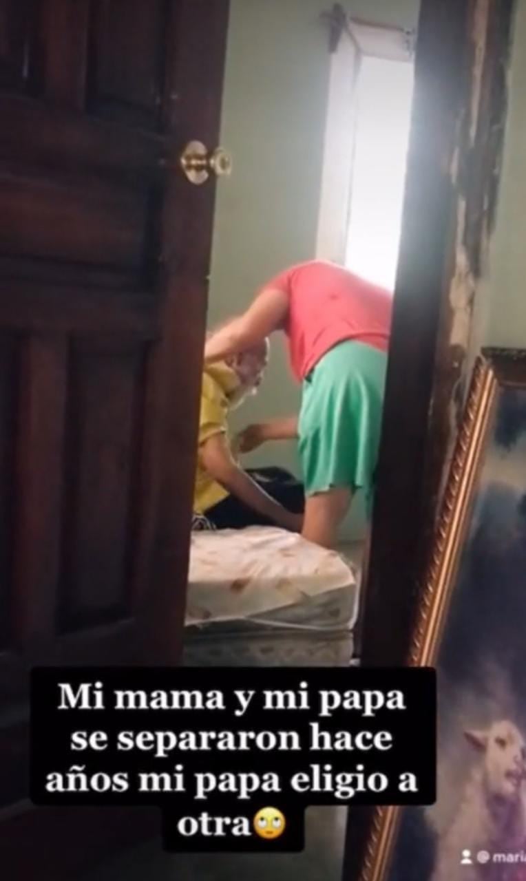 Mujer cuida a su ex suegro de 98 de años a pesar de que su esposo la abandonó