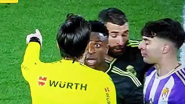 Vinícius Júnior se queja con el árbitro de los gritos racistas