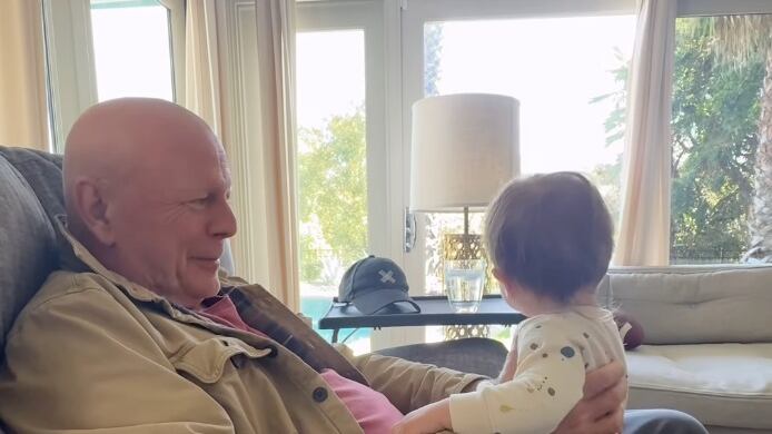 Bruce Willis “lo está haciendo bien”, asegura su hija tras verlo en un adorable papel de abuelo