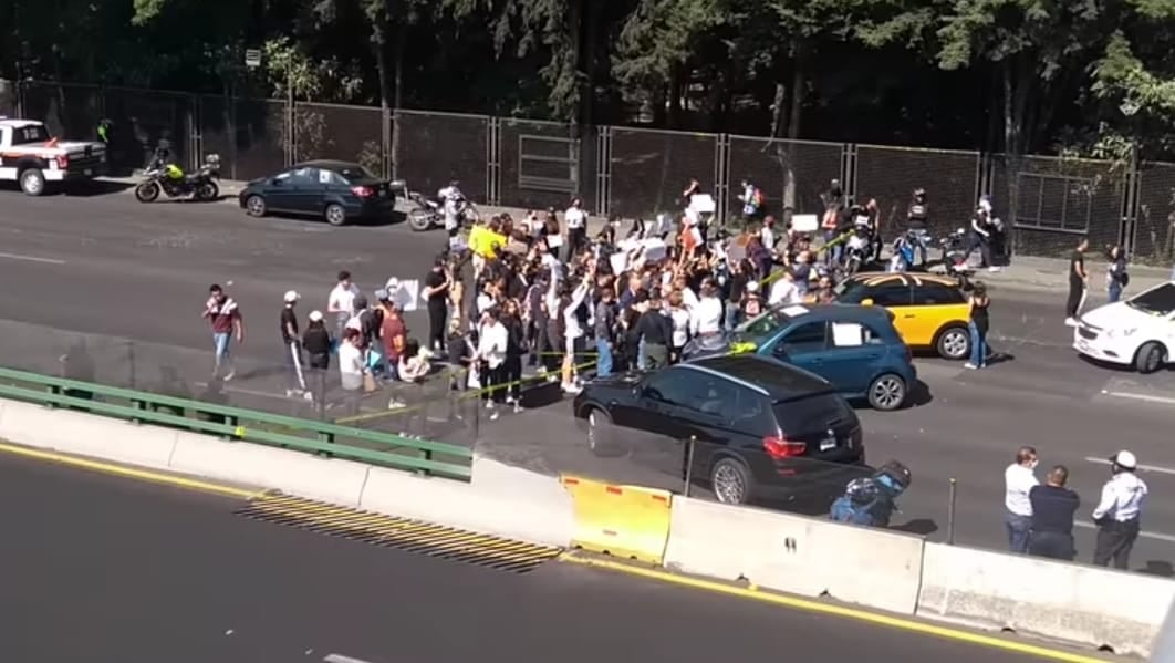 Bloqueo en Periférico por justicia para Hugo