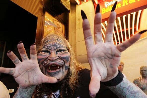 Dennis Avner conocido como Catman, y sus modificaciones corporales