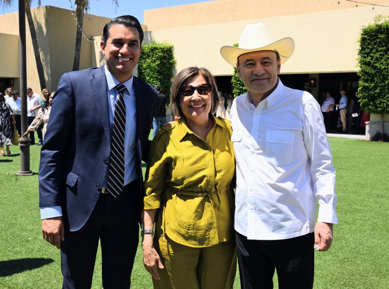 Alfonso Durazo entrega reconocimientos a docentes de Sonora.