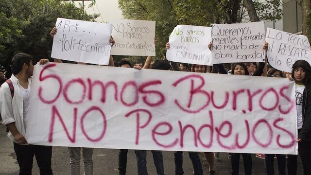 Alumnos de la Vocacional 13 del IPN se unieron a las protestas en contra de la entrada en vigor del nuevo reglamento interno y plan de estudios de esta institución educativa, no obstante el anuncio de que dicha entrada en vigor se postergaría debido a los manifestaciones del día de ayer. Foto: David Polo / Cuartoscuro