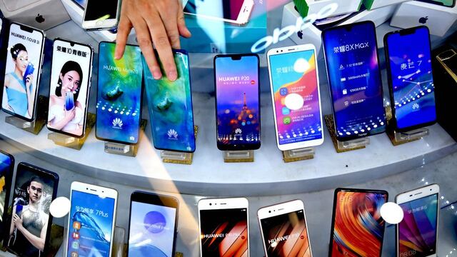 Los teléfonos inteligentes de Huawei se muestran en una tienda en Shanghái.