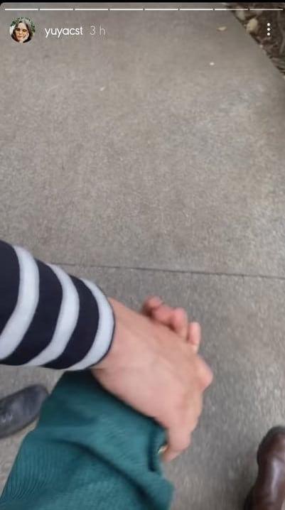 Yuya tomada de la mano de Siddhartha.