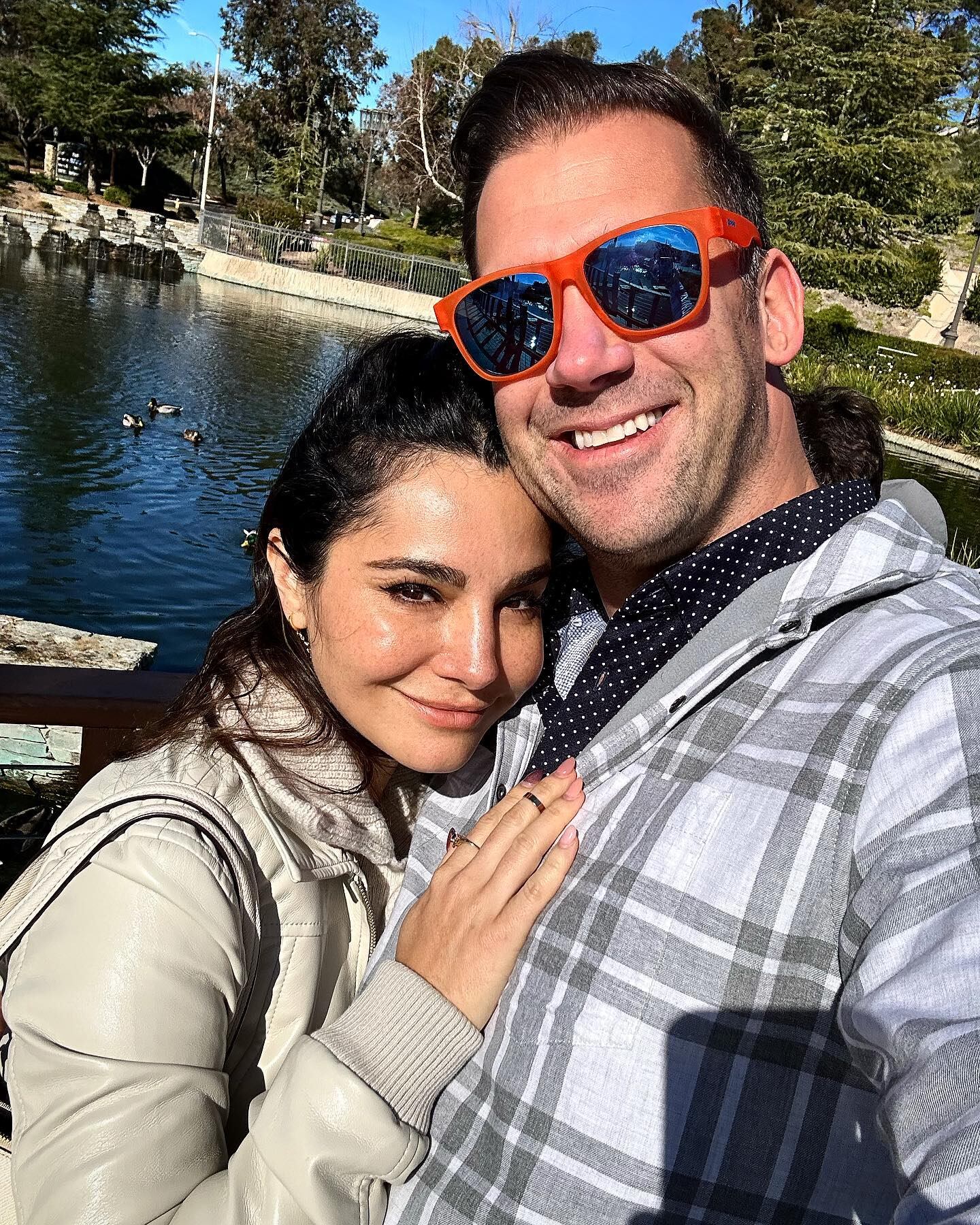 Lewis Howes y Martha Higareda.