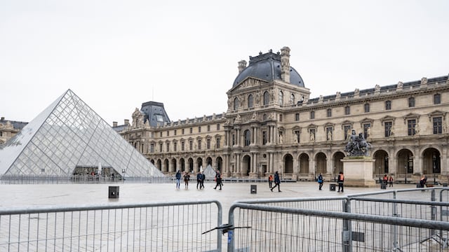 Museo del Louvre paralizado: empleados mantienen huelga tras votación
