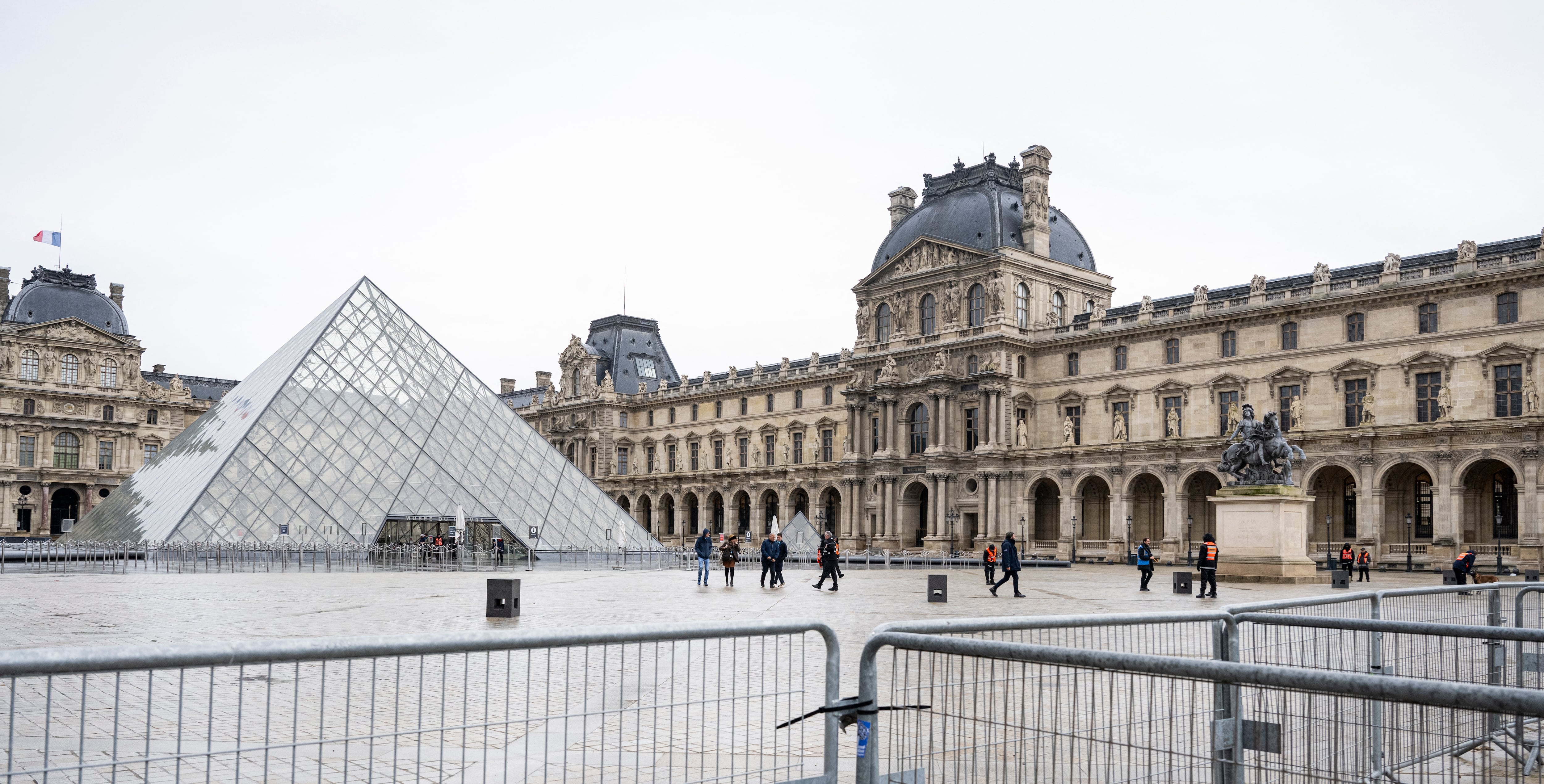 Museo del Louvre paralizado: empleados mantienen huelga tras votación