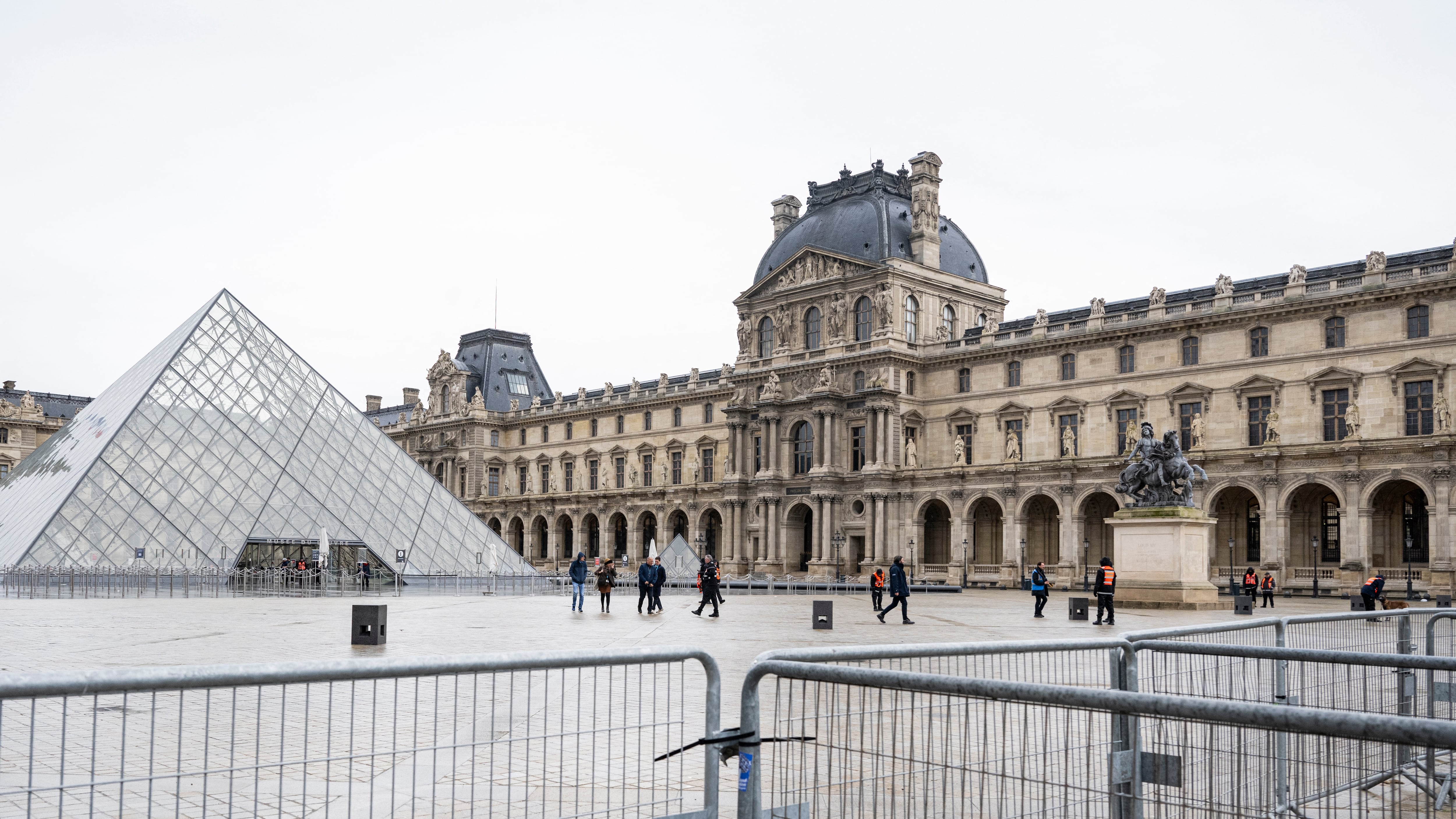 El video que muestra cómo ocurrió el robo al Museo del Louvre en sólo 3 minutos